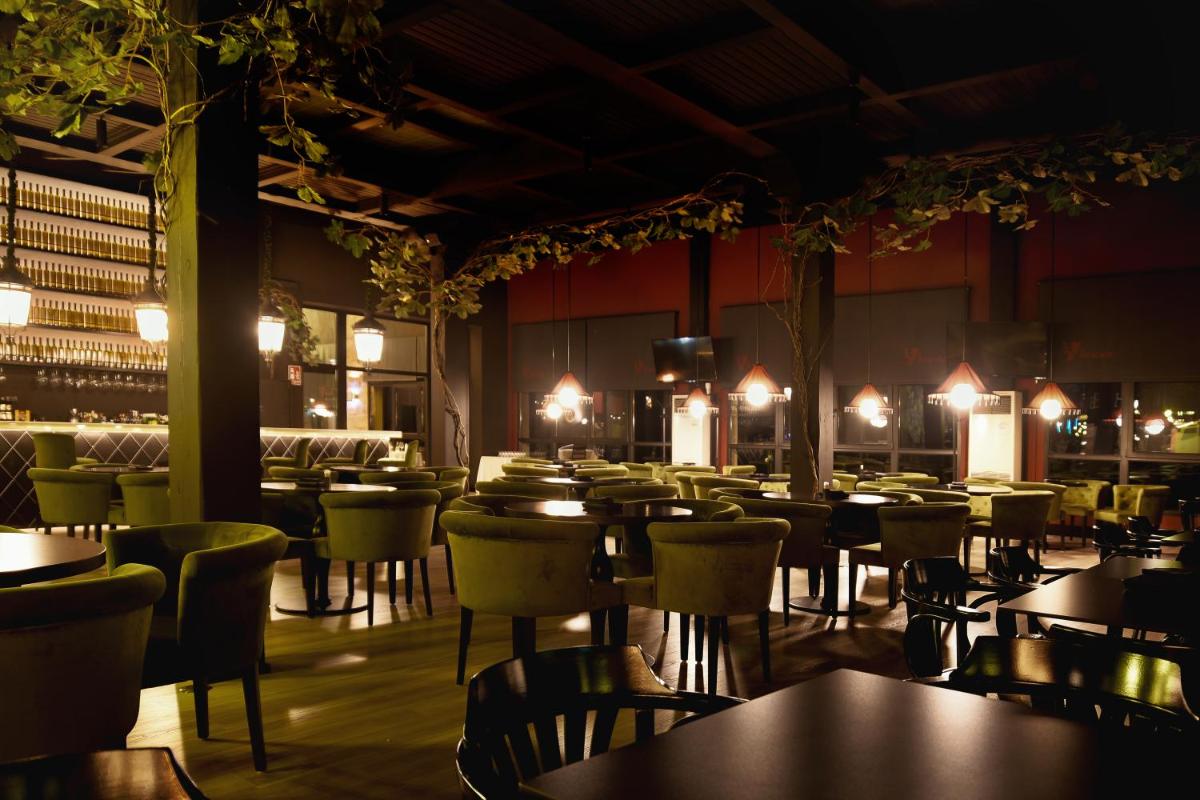 Un restaurante o sitio para comer en Complejo Enoturístico Finca La Estacada