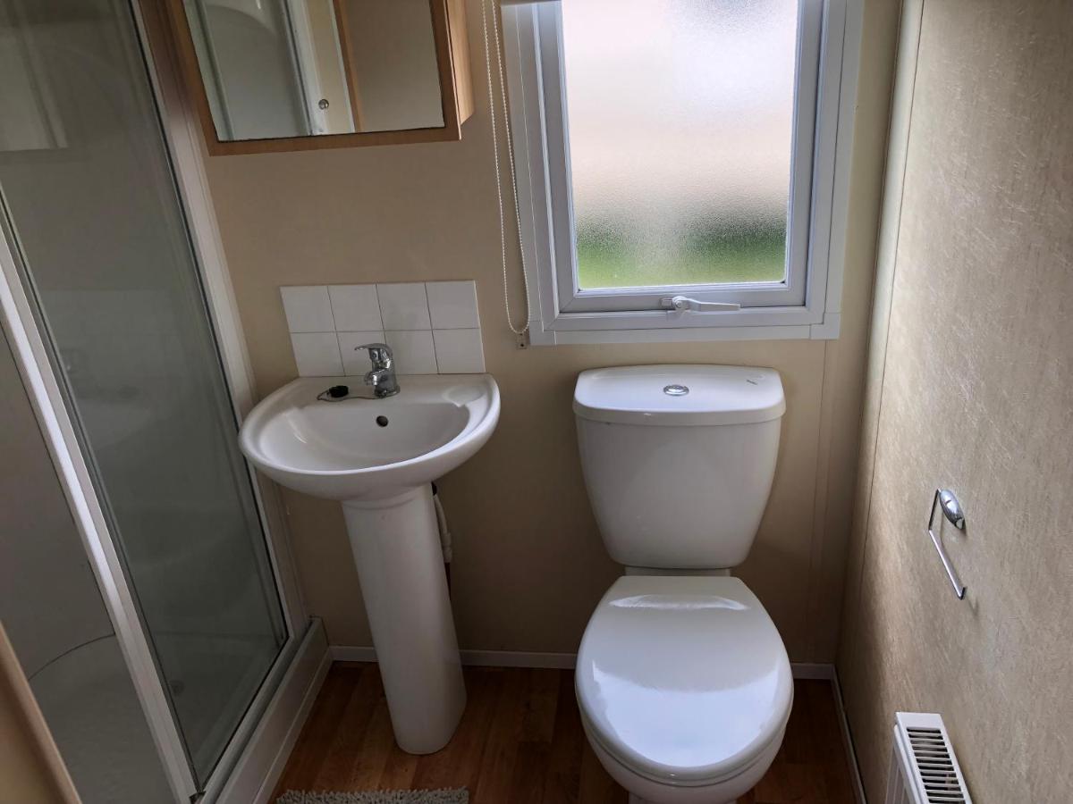 4 bedroom 10 berth caravans with Hot Tub ,Mountain Bikes Tattershall Lakes - Housity