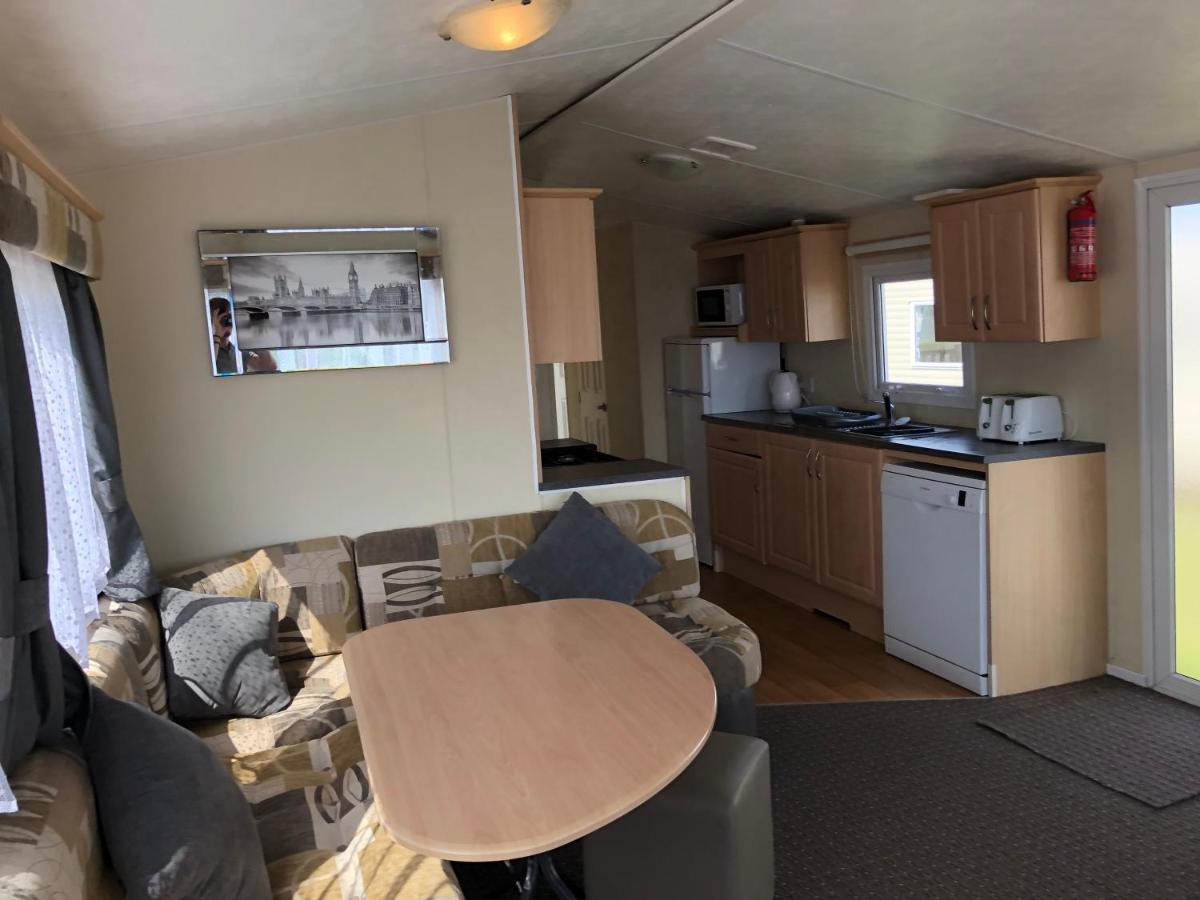 4 bedroom 10 berth caravans with Hot Tub ,Mountain Bikes Tattershall Lakes - Housity