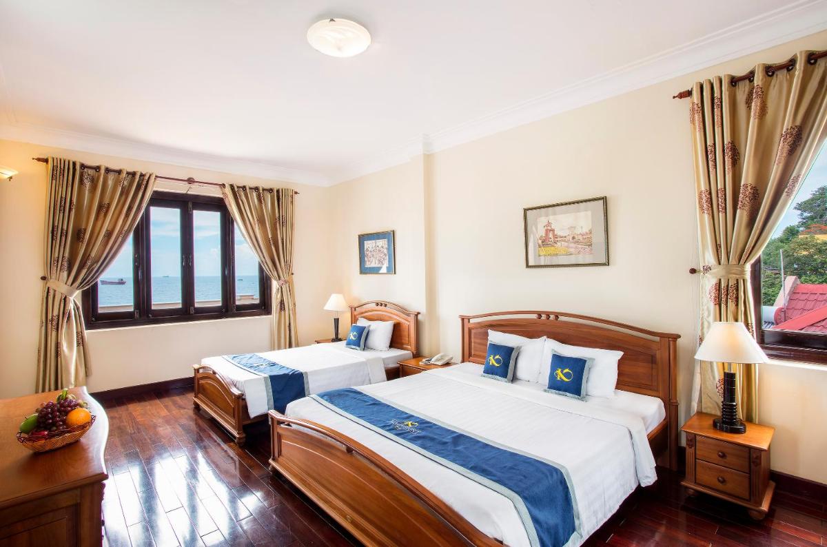 Beachfront Hotel - Housity