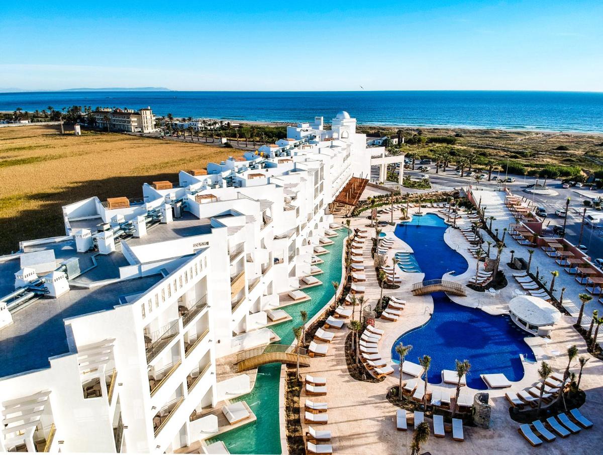 Piscina exterior en el hotel Zahara Beach & Spa by QHotels para adultos