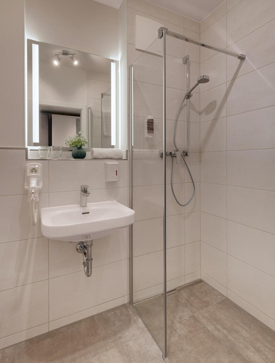 Amper Art Hotel - Housity