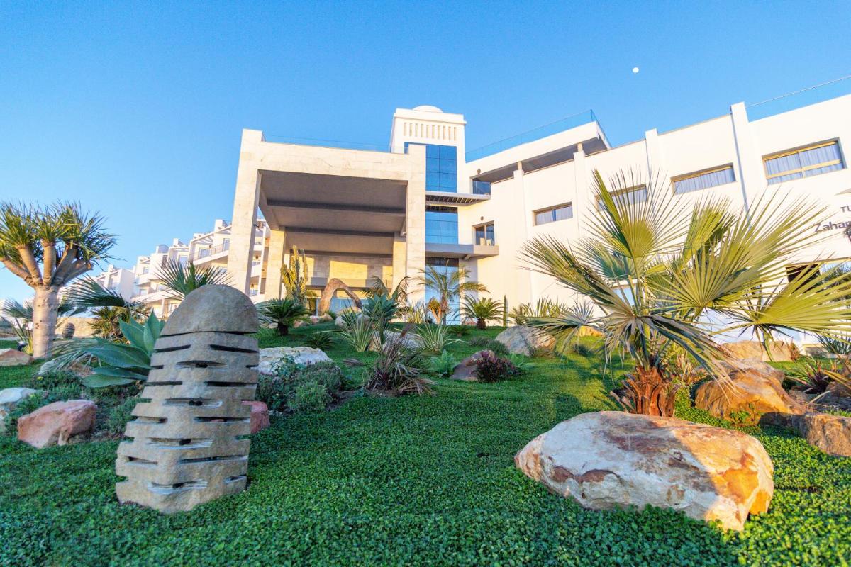 Espacio exterior ajardinado en Zahara Beach & Spa by QHotels para adultos