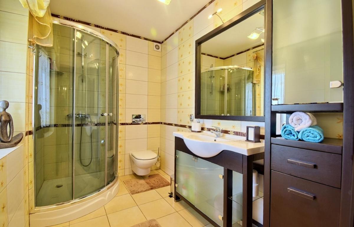 Dom nad stawem przy lesie - Housity