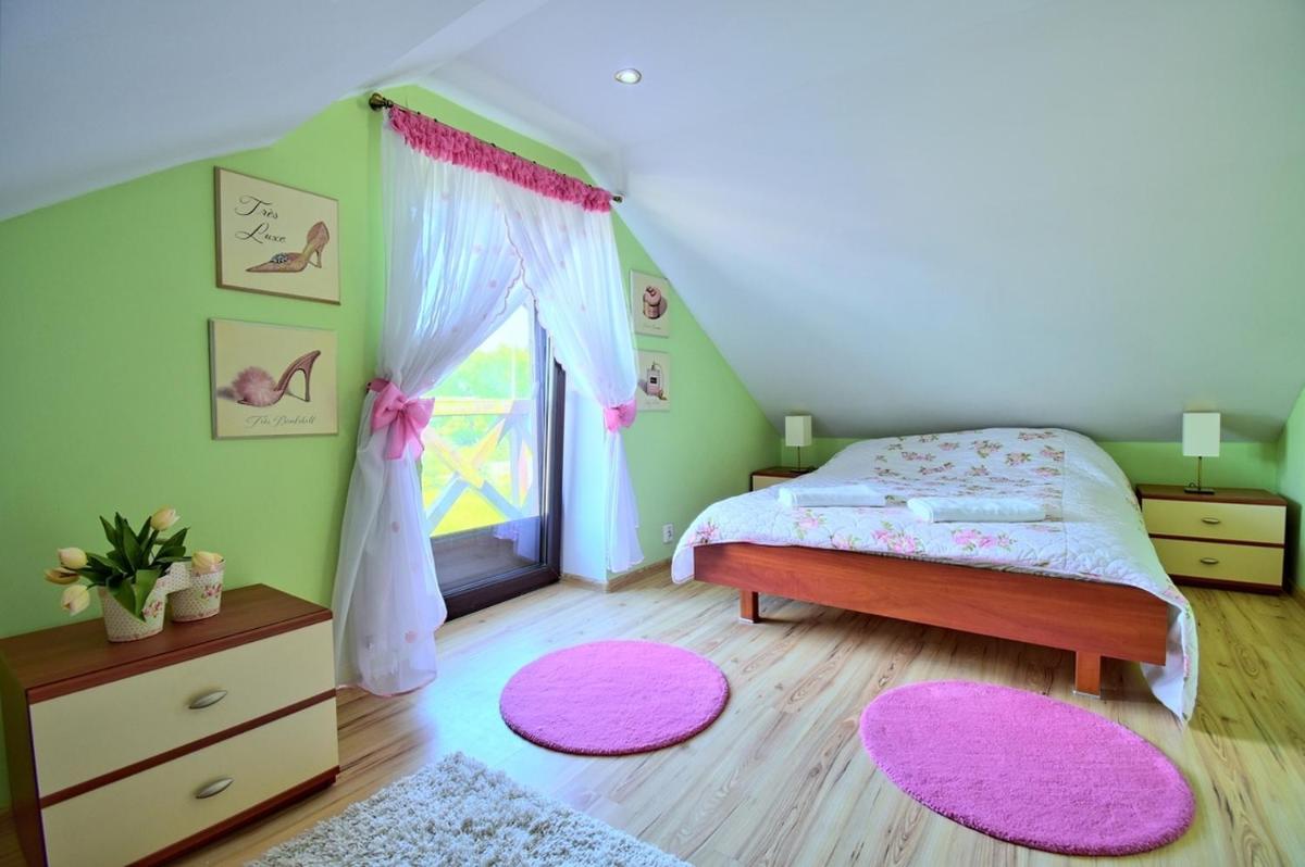 Dom nad stawem przy lesie - Housity