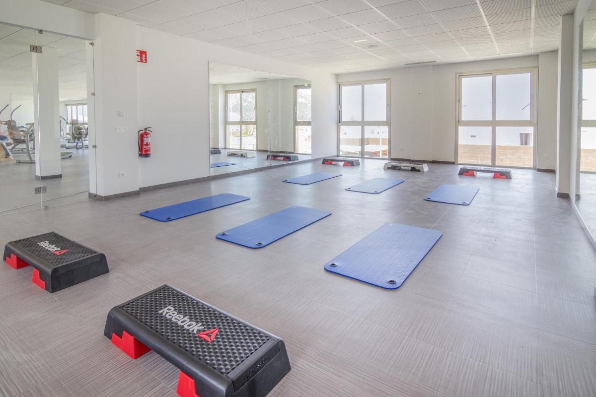 Gimnasio o instalaciones de fitness de Zahara Beach & Spa by QHotels - Adults Recommended