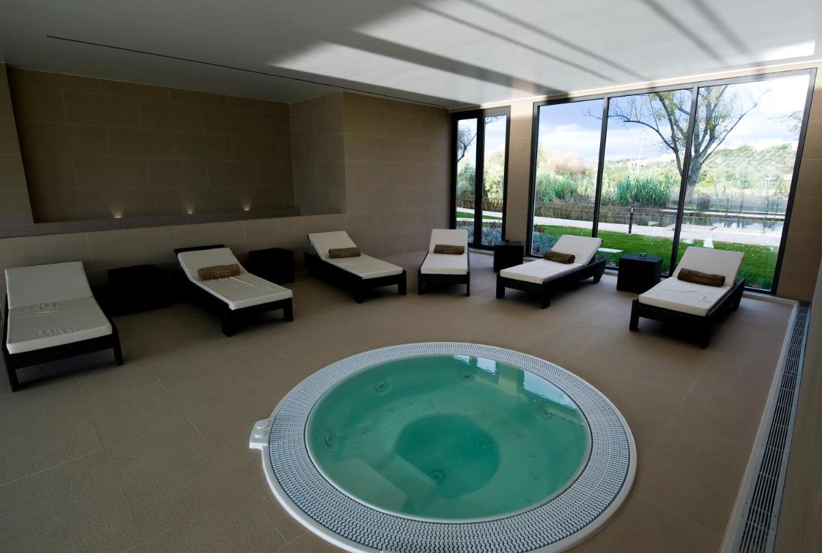 um quarto com jacuzzi num edifício em Hotel Villa Batalha na Batalha