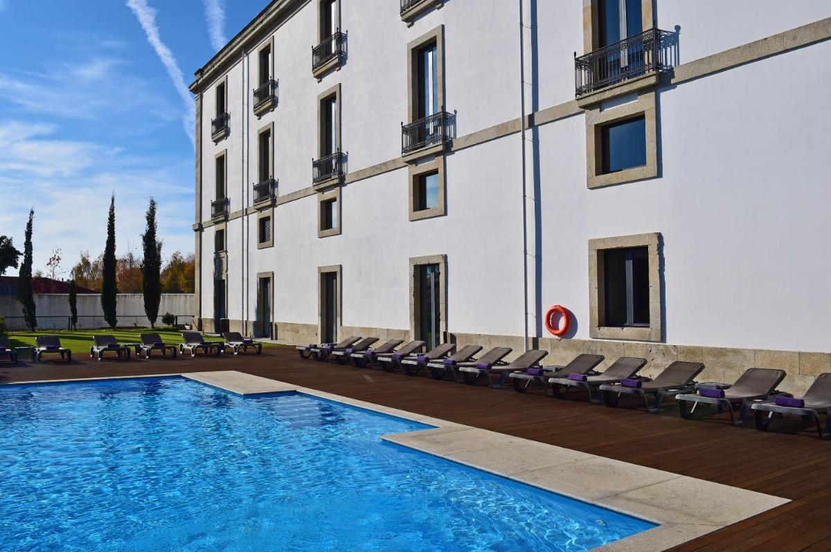 uma piscina em frente a um prédio em Pousada De Viseu em Viseu