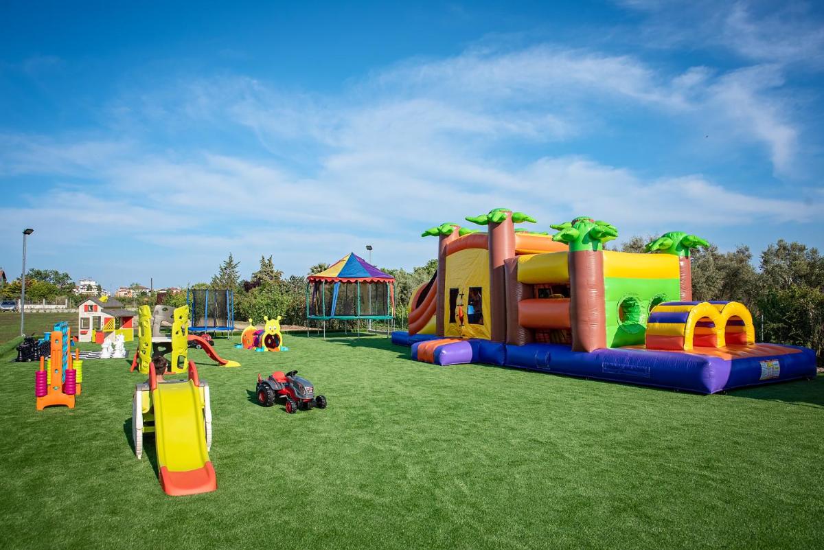 Mythic Summer Hotel - Housity