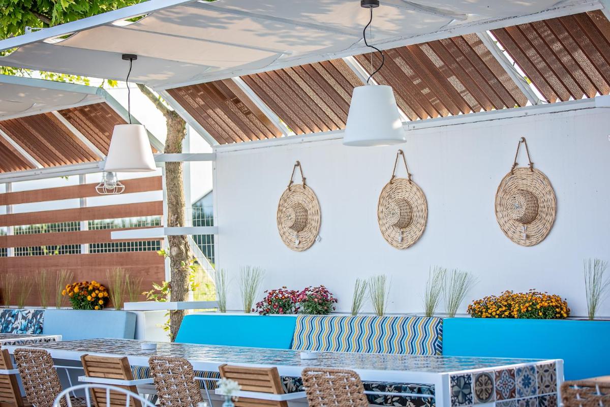 Mythic Summer Hotel - Housity