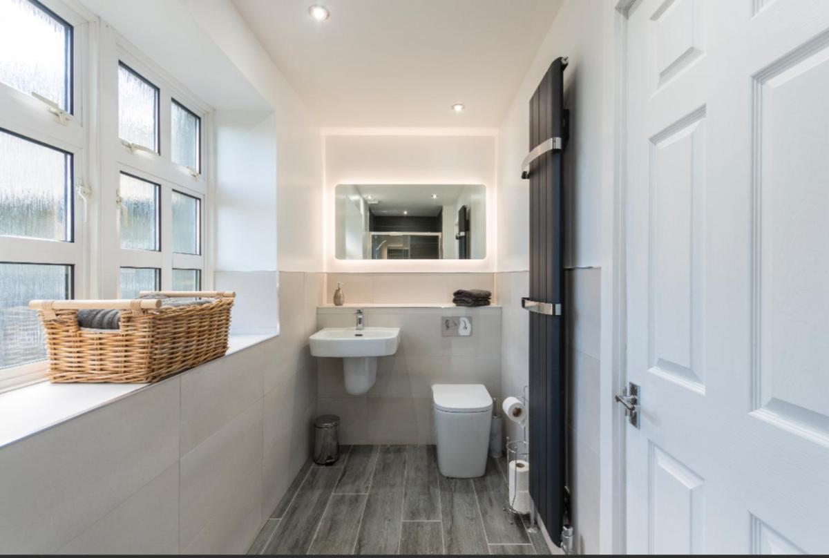 Denbrae Cottage West - Housity