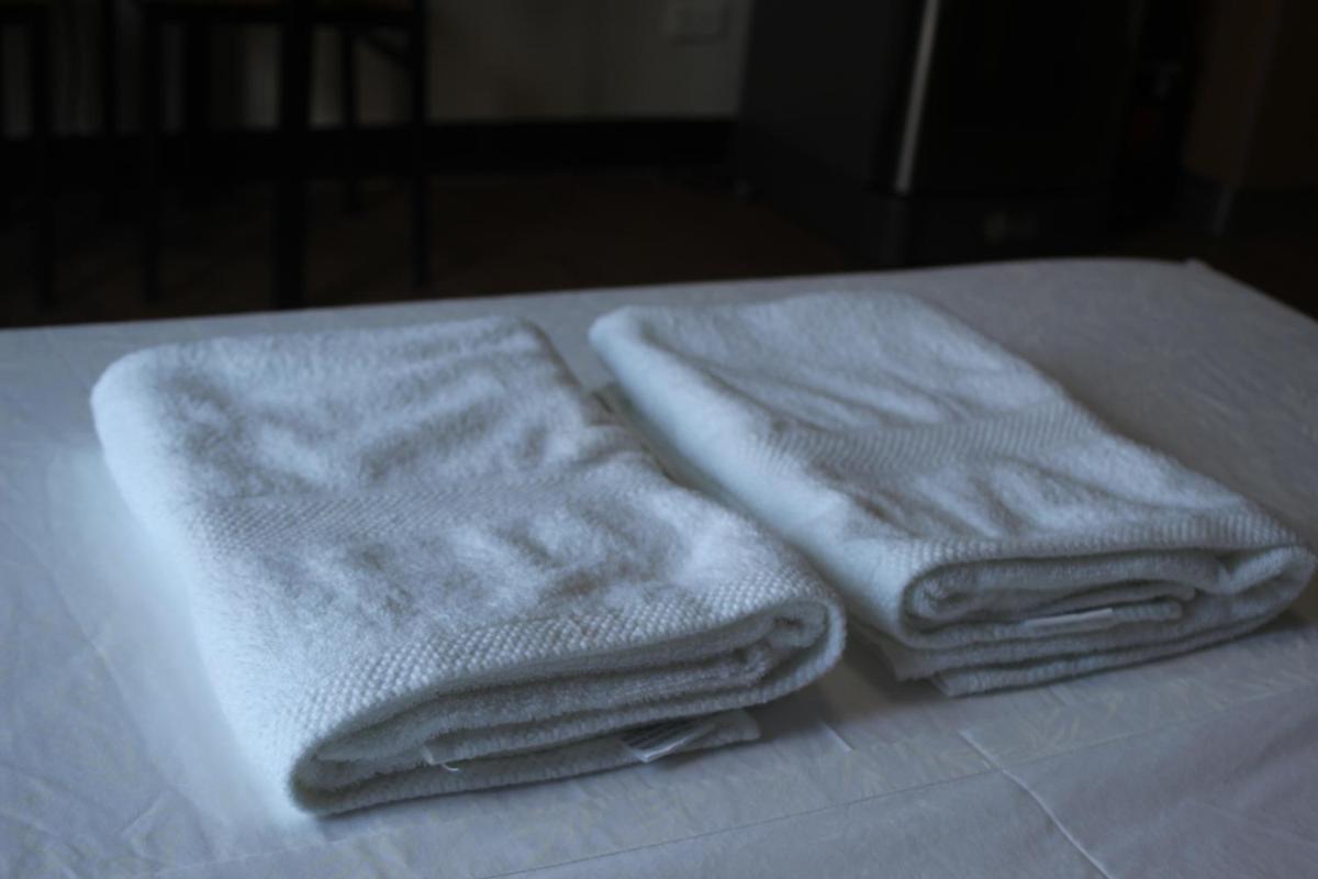 Suitetrails - Antonio's Place, 3 mins to Mactan Airport, Fast Internet with Netflix