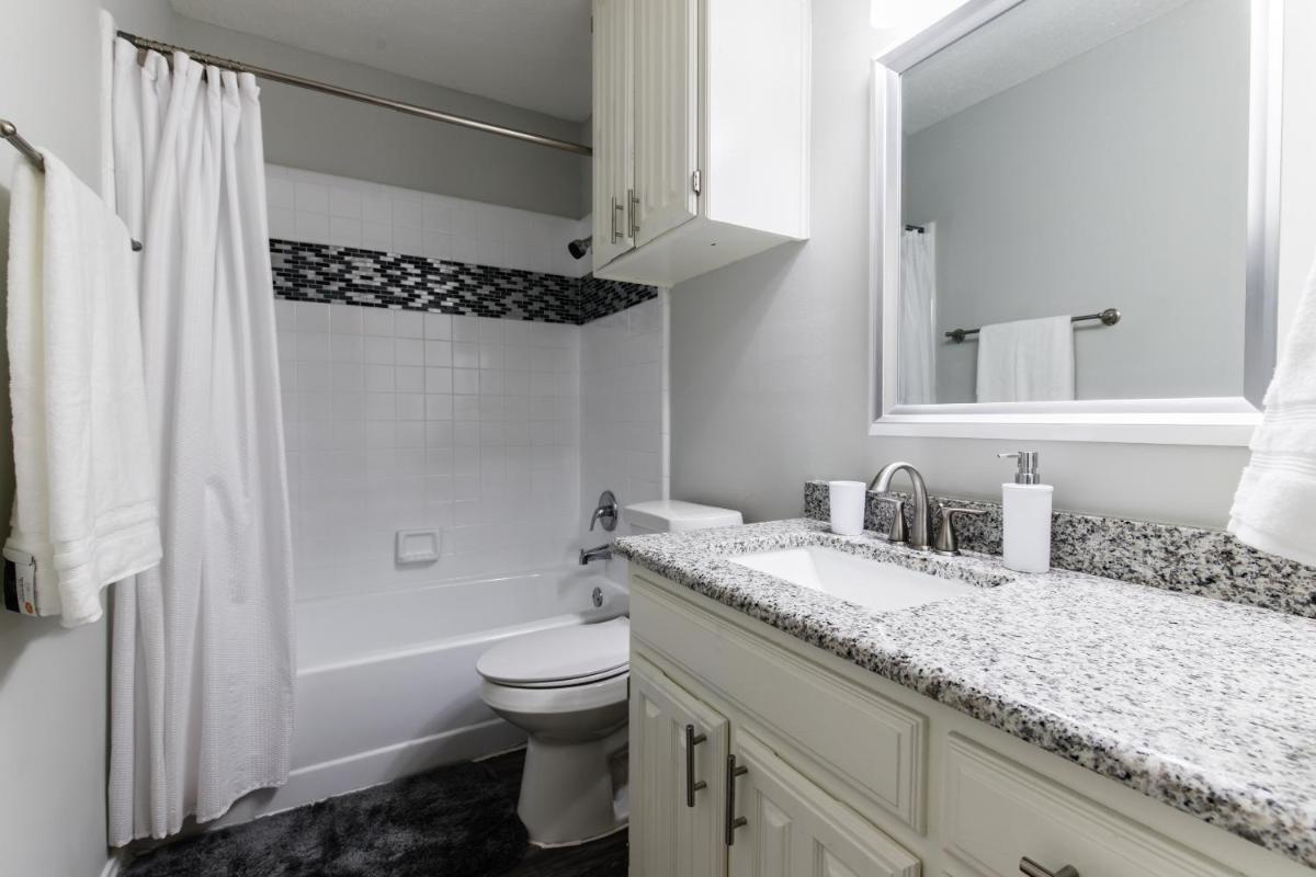 Beautiful 2 Bdr Duplex with private backyard & Entrance - Housity