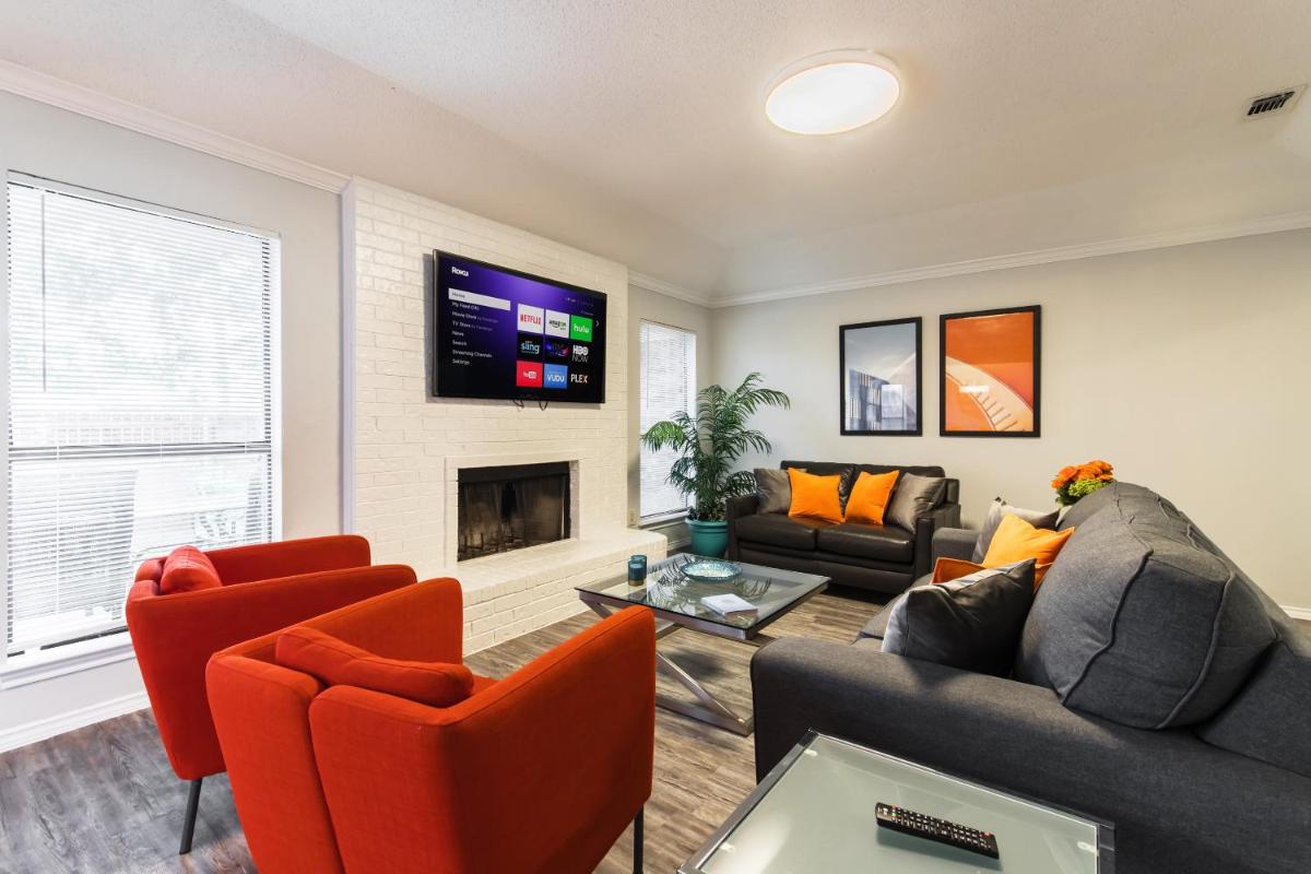Beautiful 2 Bdr Duplex with private backyard & Entrance - Housity