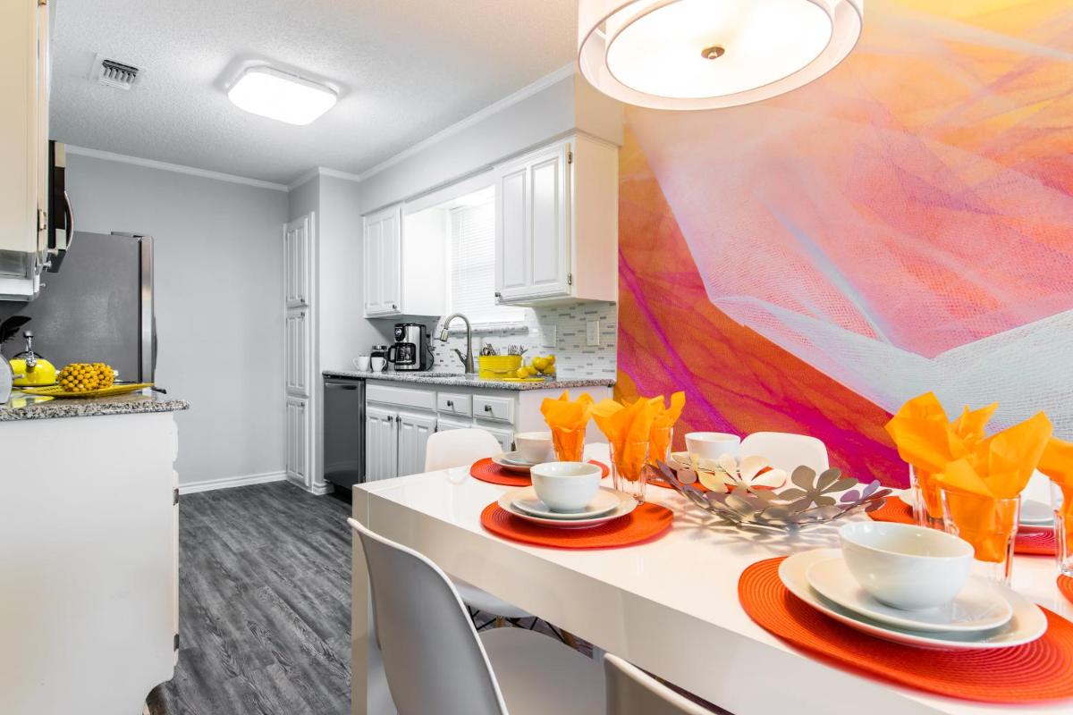 Beautiful 2 Bdr Duplex with private backyard & Entrance - Housity