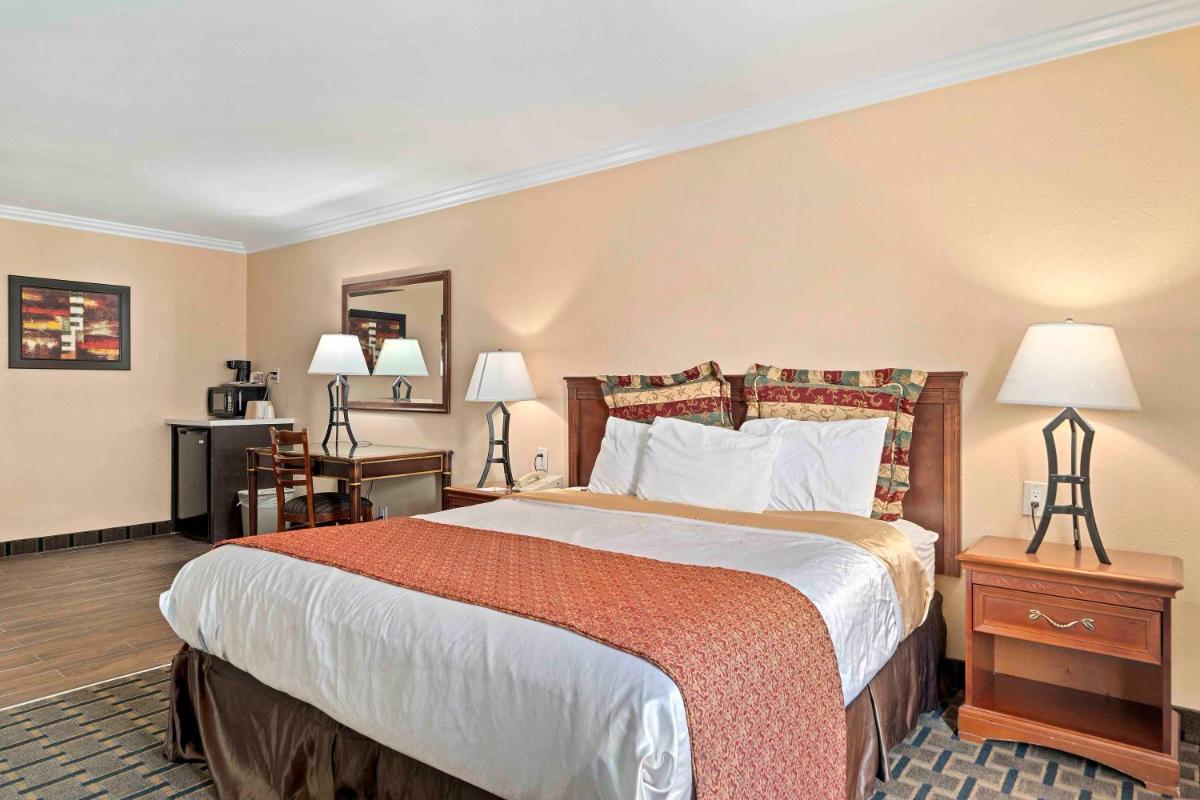 The Lemon Tree Hotel - Housity