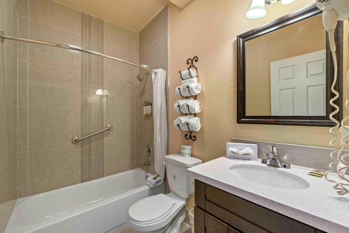 The Lemon Tree Hotel - Housity