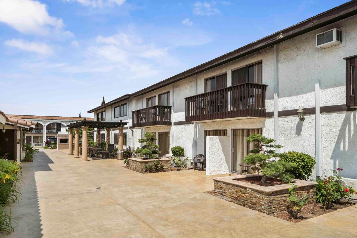 The Lemon Tree Hotel - Housity