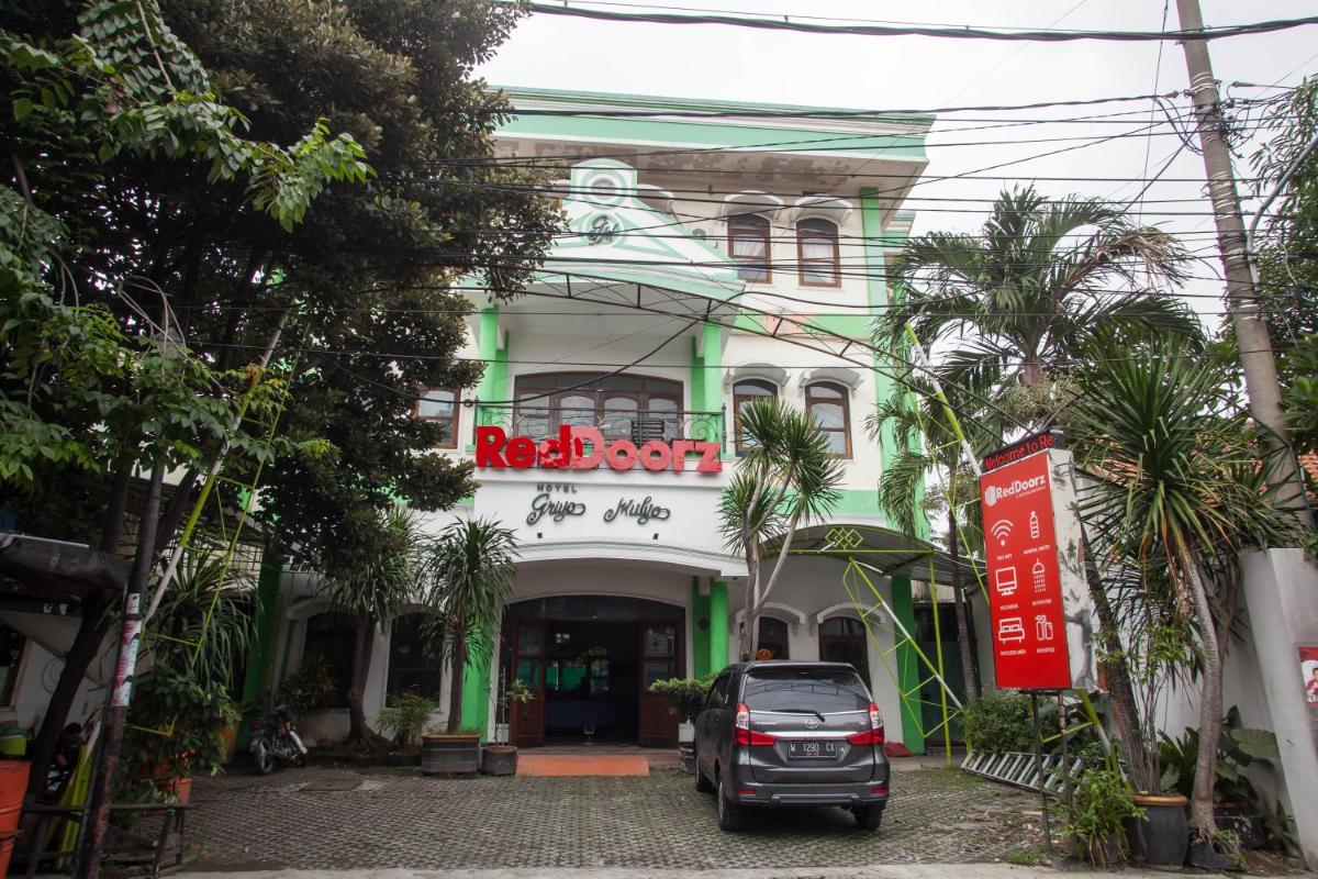 RedDoorz @ Genteng Surabaya 2 - Housity