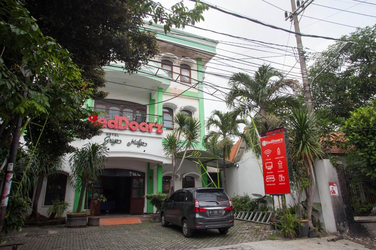 RedDoorz @ Genteng Surabaya 2 - Housity