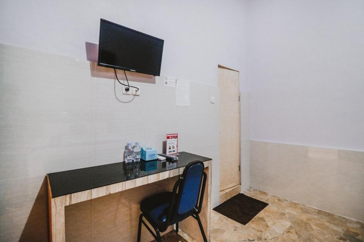 Suitetrails - RedDoorz near Millennium ICT Center Medan