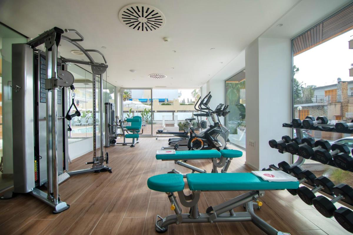Un gimnasio con cintas de correr y bicicletas en una habitación. en JS Yate, en Can Picafort