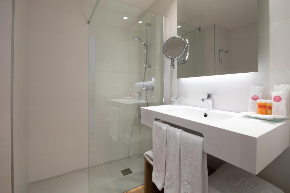 Un baño de JS Yate