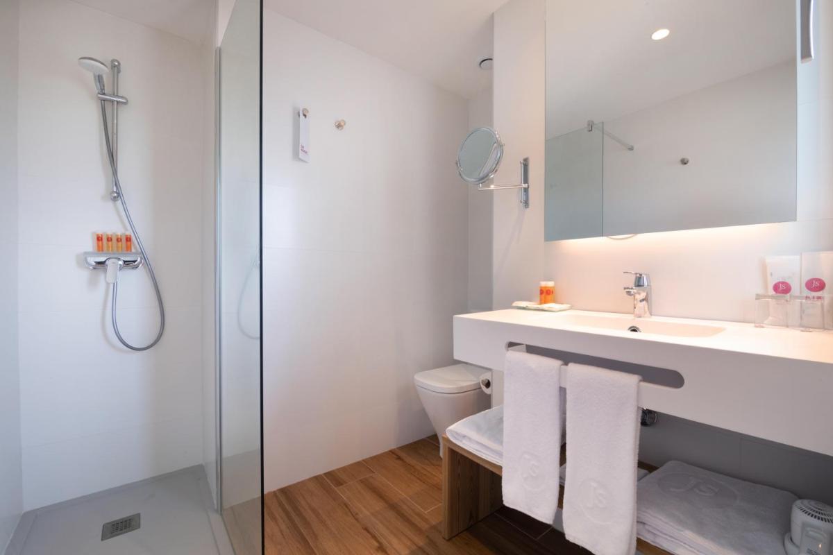 Un baño de JS Yate