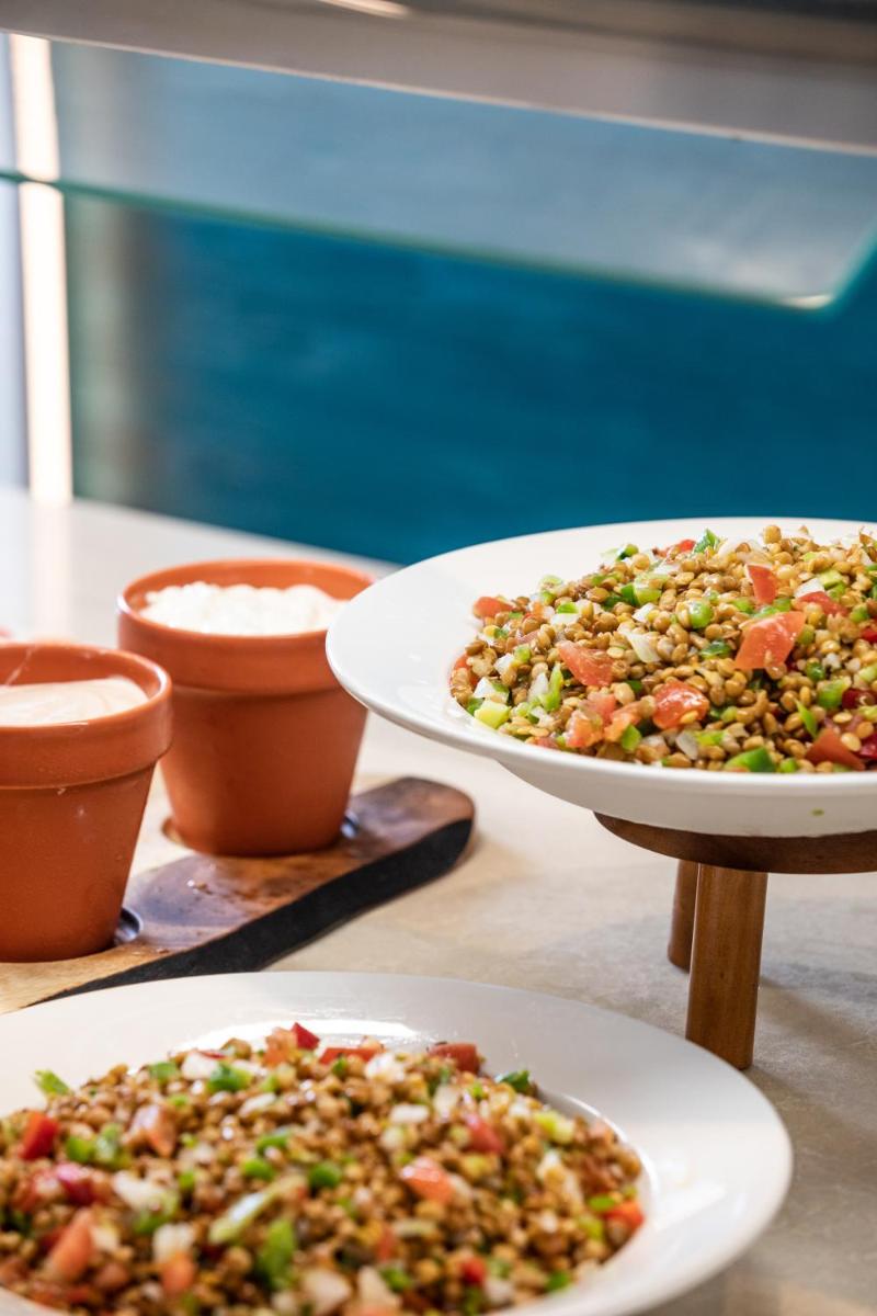 Comida en o cerca de este hotel