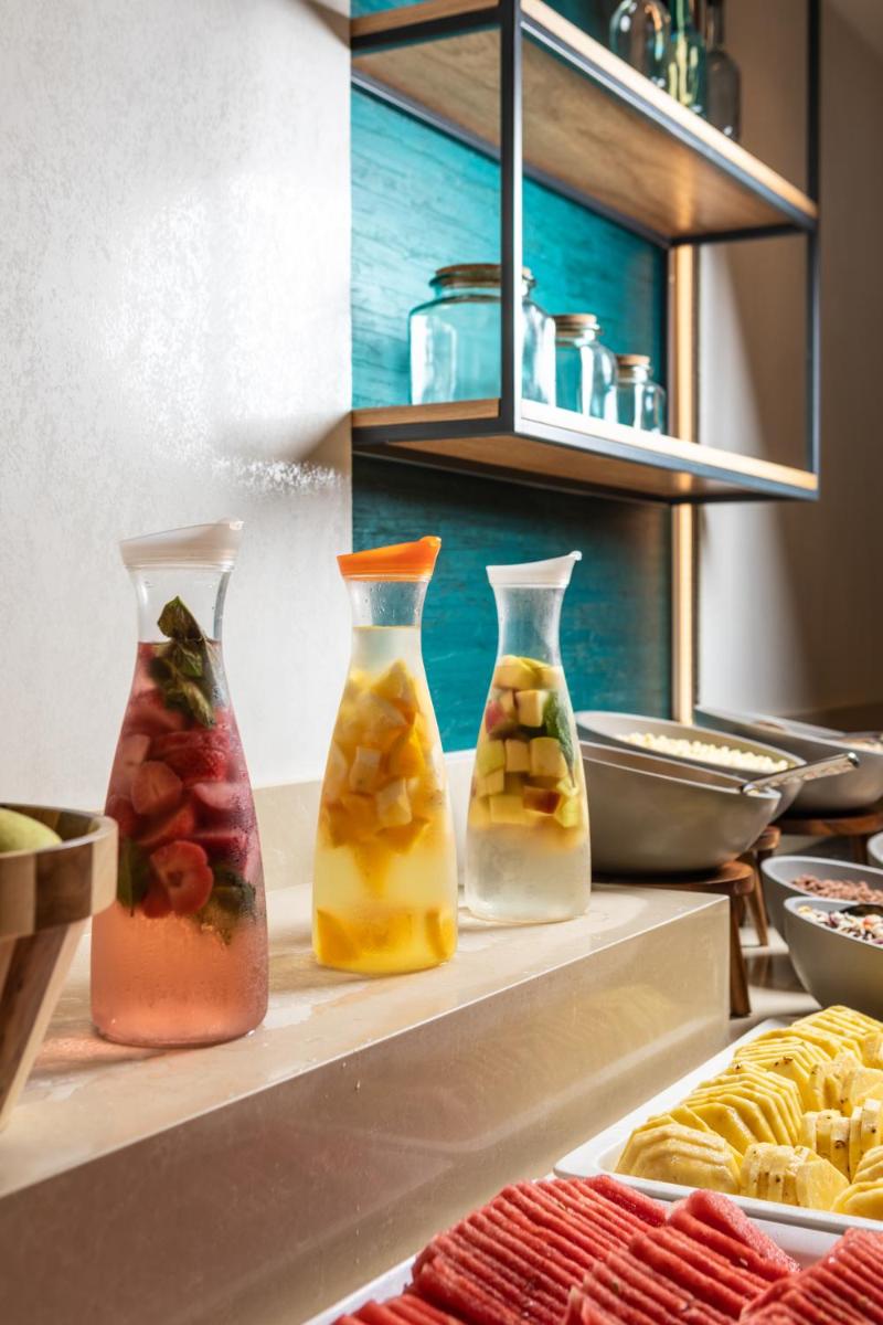 Comida en o cerca de este hotel