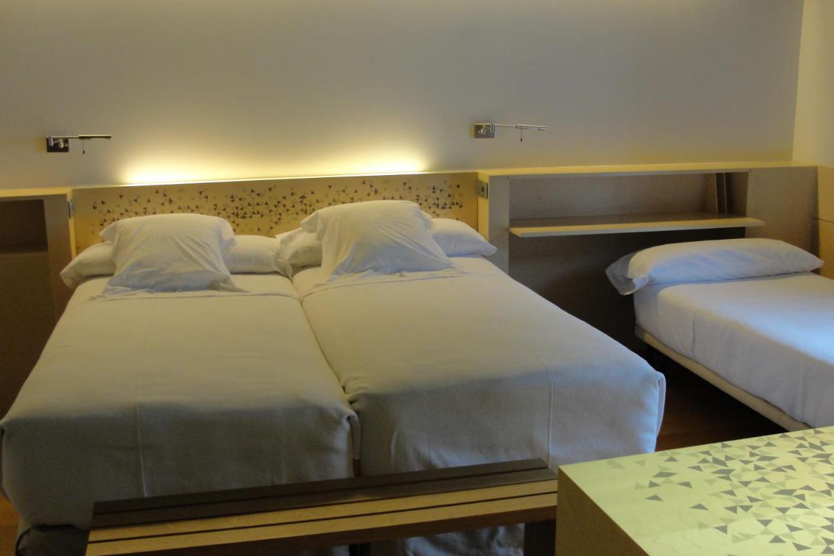 Cama o camas de una habitación en Hotel Continental Balneario de Panticosa