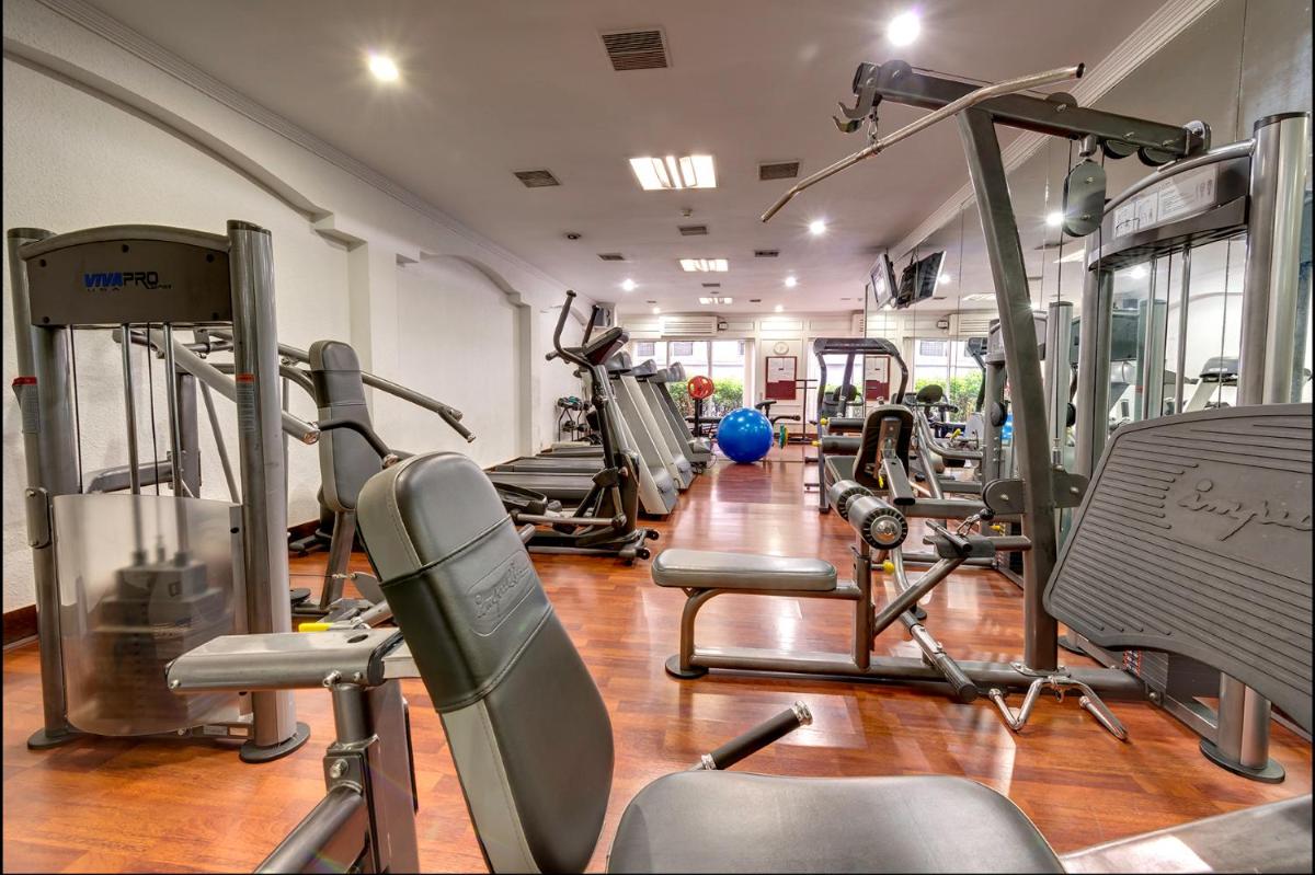 a gym with several treadmills and cardio machines at Hotel Hindusthan International, Kolkata in Kolkata