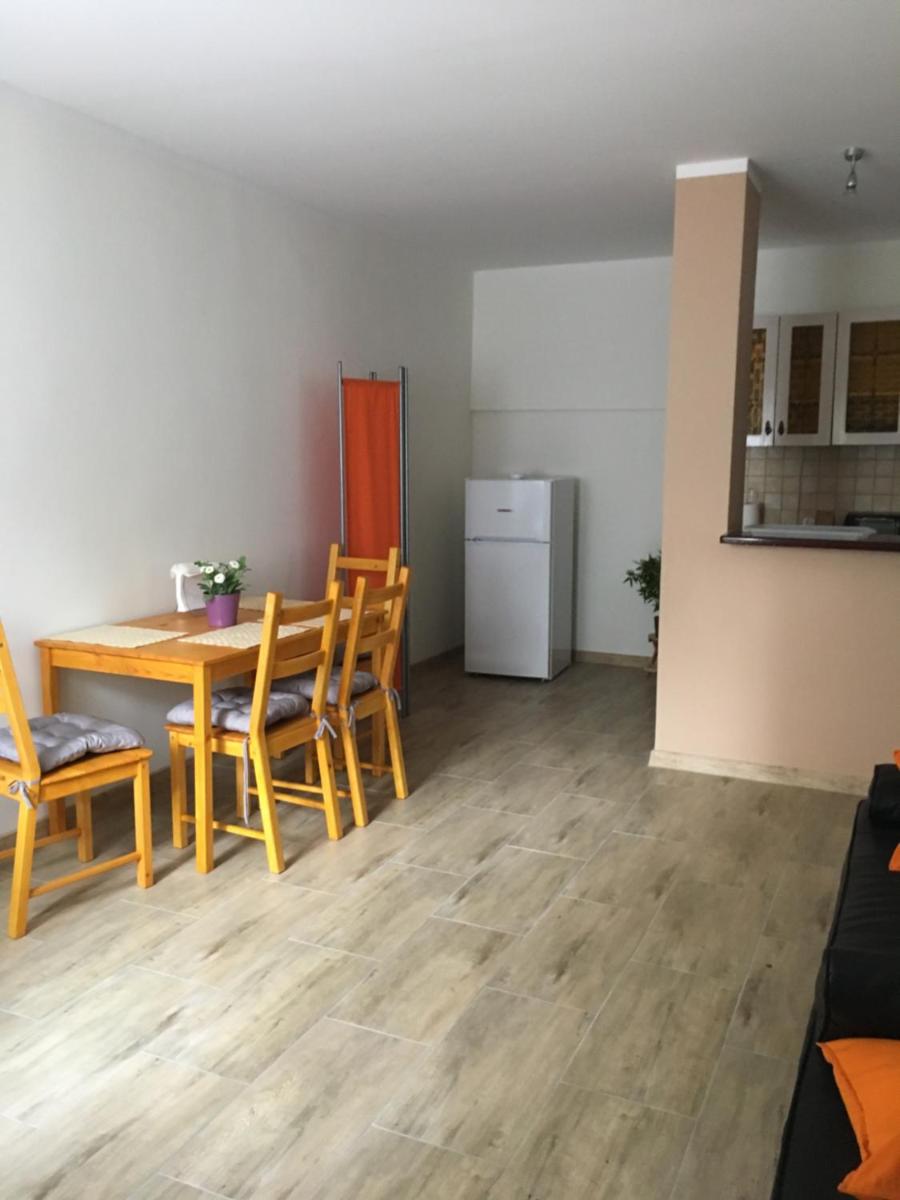 Maly bialy domek pod brzozami - Housity