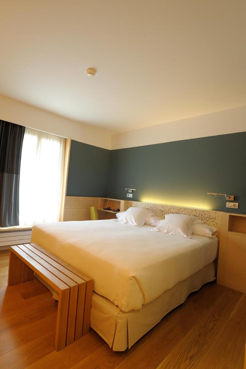 Cama o camas de una habitación en Hotel Continental Balneario de Panticosa