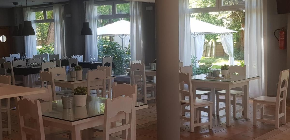 Un restaurante o sitio para comer en Hotel Balneario De Alceda
