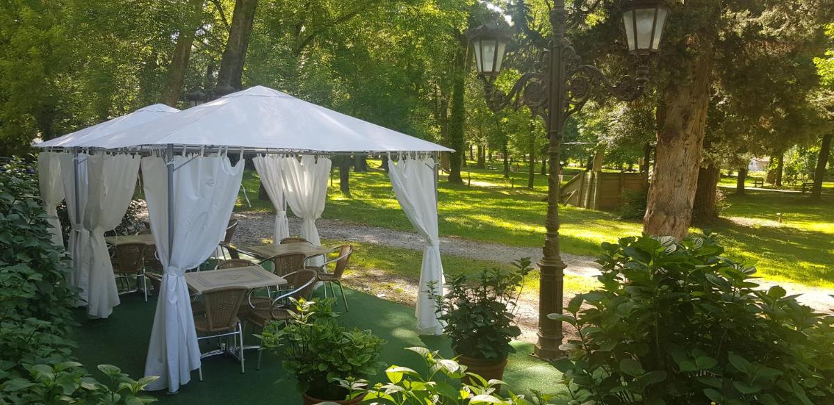 Jardín al aire libre en Hotel Balneario De Alceda