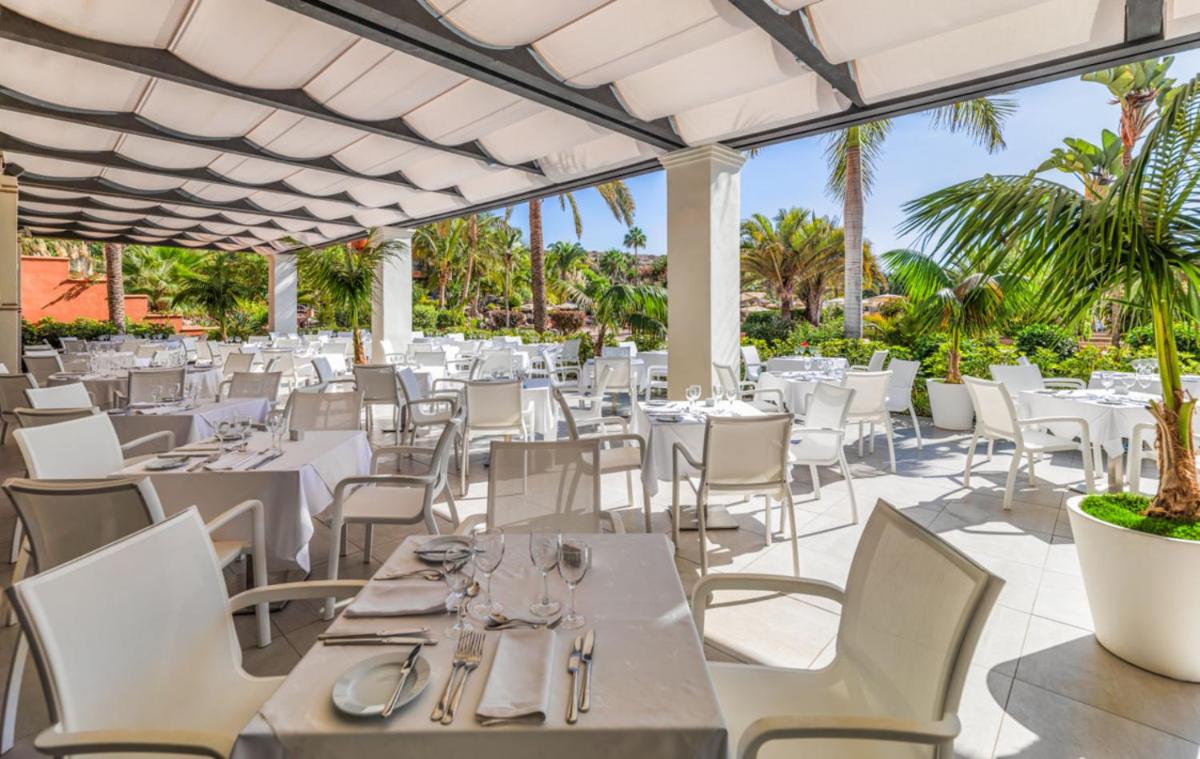 Un restaurante o sitio para comer en H10 Costa Adeje Palace