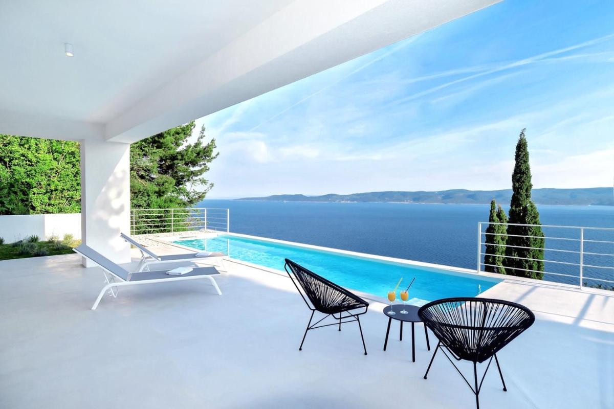 Villa V - private pool, special location & surroundings - Housity