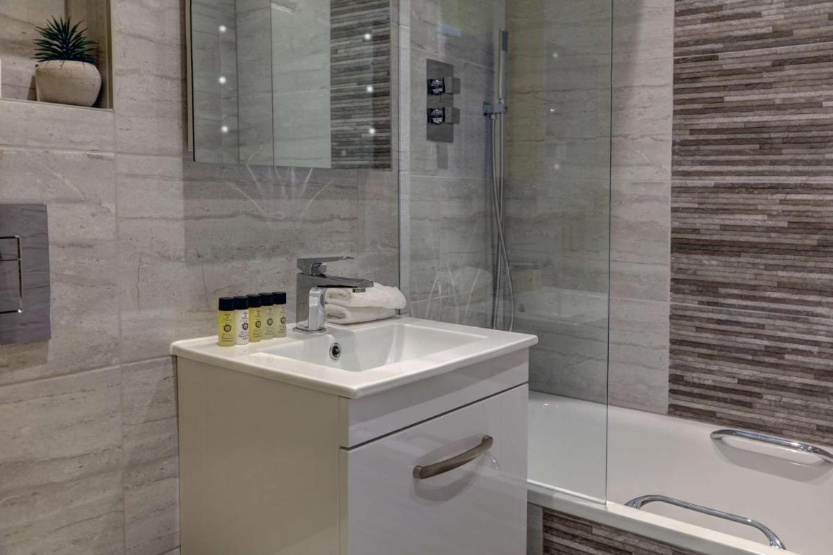 Stonecross Manor Hotel - Housity
