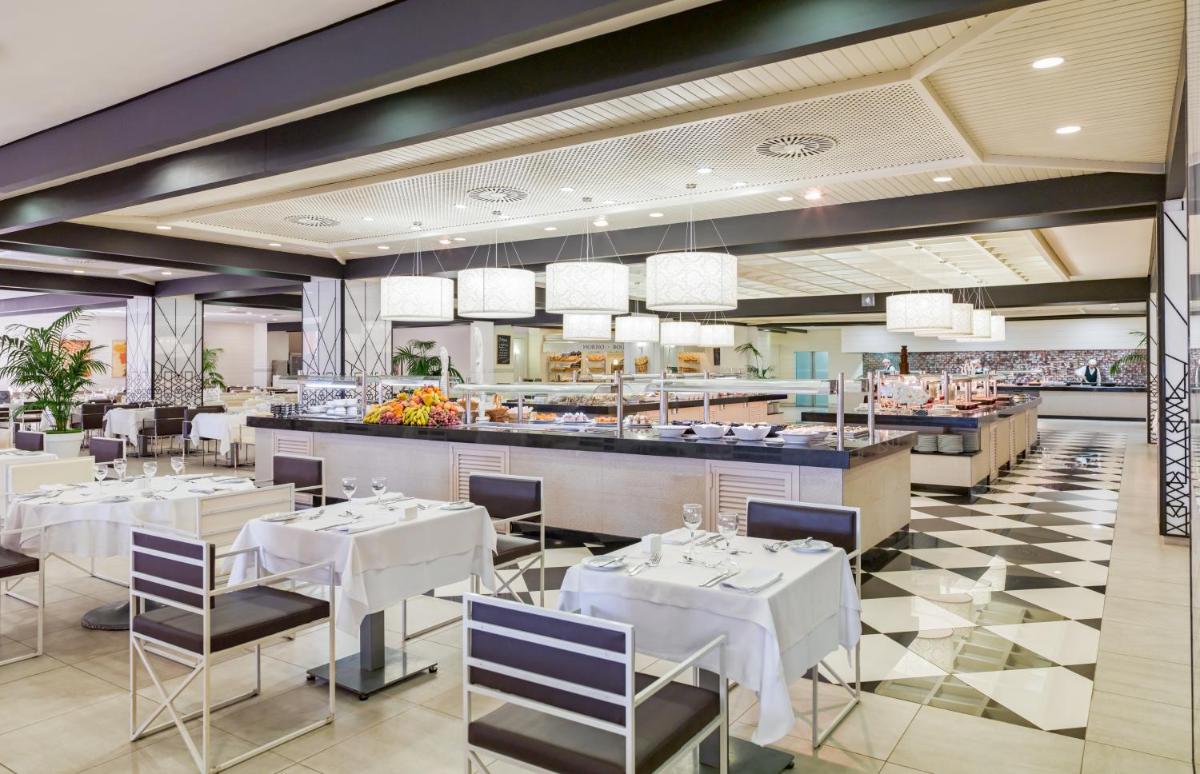 Un restaurante o sitio para comer en H10 Costa Adeje Palace
