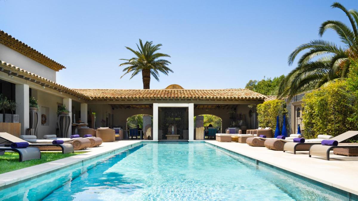 une image d'une piscine dans une villa dans l'établissement Le Pre de la Mer, à Saint-Tropez