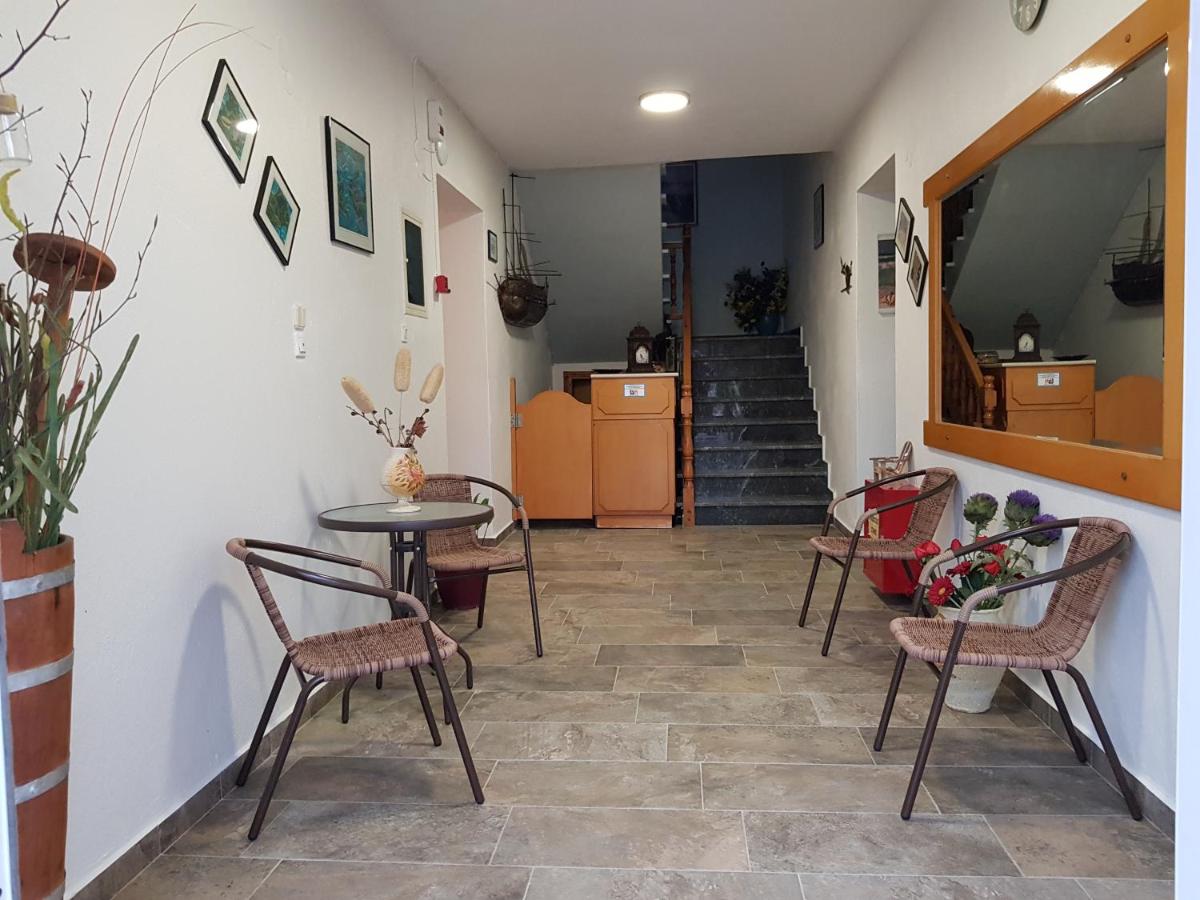 Elvetos Makedonia - Housity