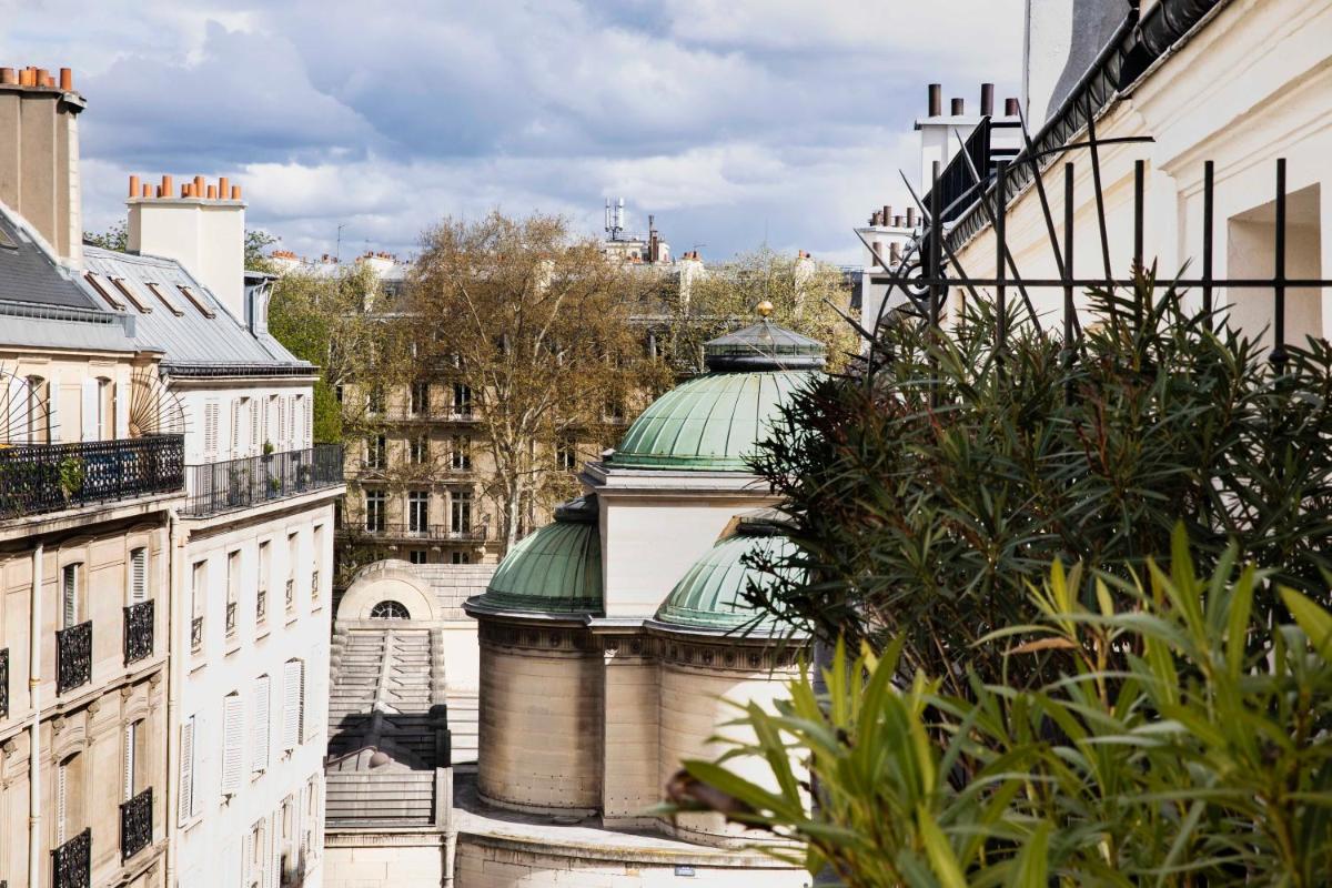 - une vue sur un bâtiment avec des dômes verts dans une ville dans l'établissement Hotel Monsieur & Spa, à Paris
