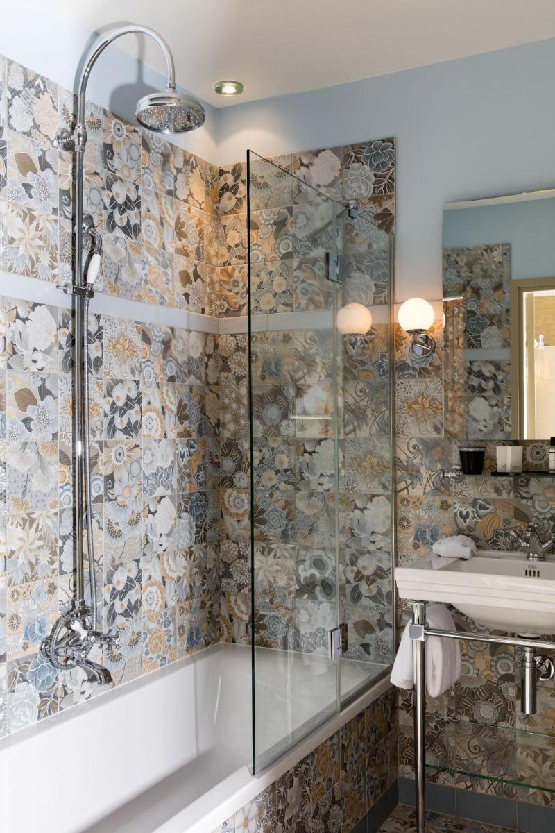 une salle de bain avec douche et lavabo dans l'établissement Hotel Monsieur & Spa, à Paris 39 autres photos