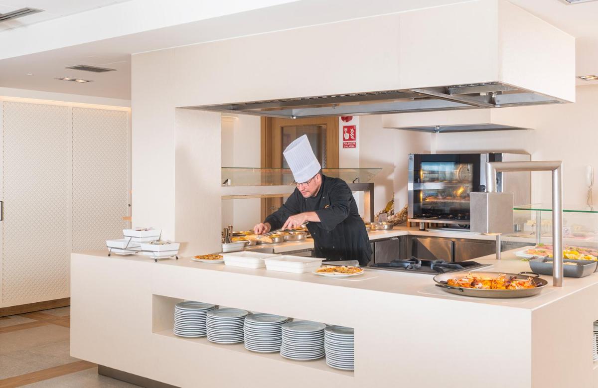 Comida en o cerca de este hotel