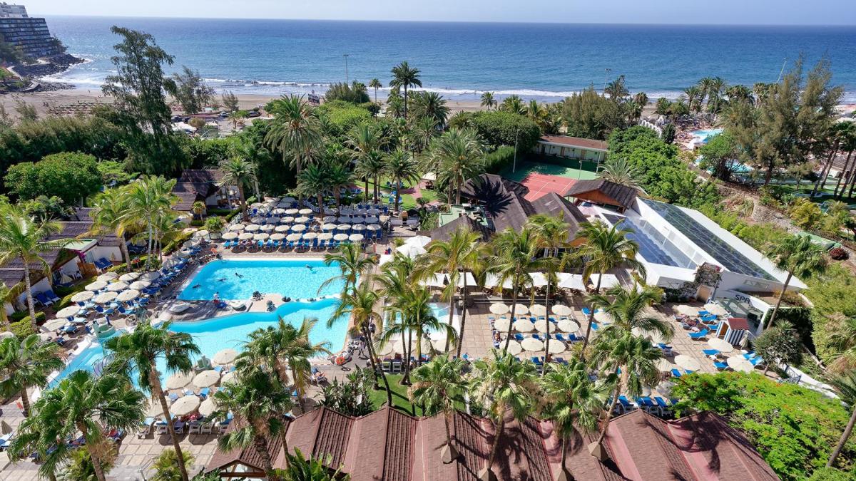 Una vista aérea de un resort con piscina y el océano. en Bull Costa Canaria & SPA - Only Adults, en San Agustín