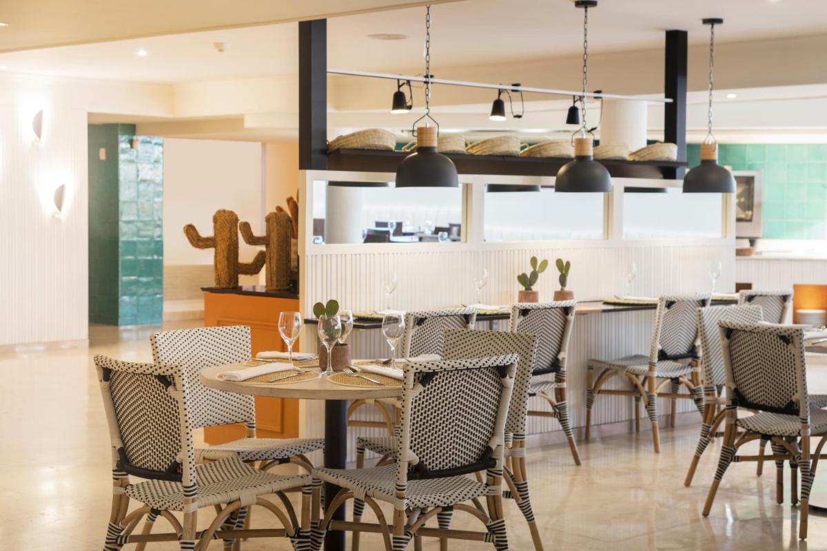Un restaurante o sitio para comer en Luna Park Hotel Yoga & Spa