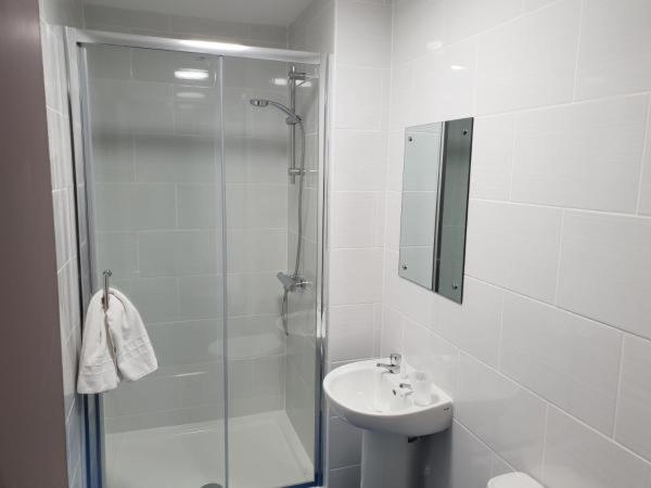 The Avenue Club and Lodge - Housity