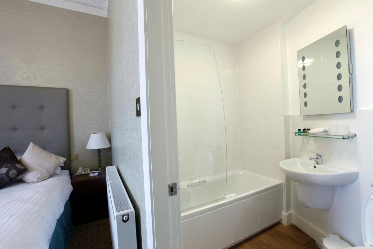 Mackays Hotel - Housity