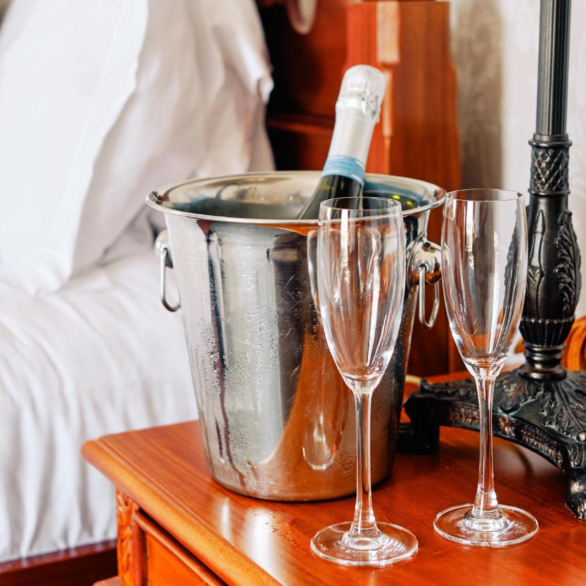The Queens Hotel - Housity